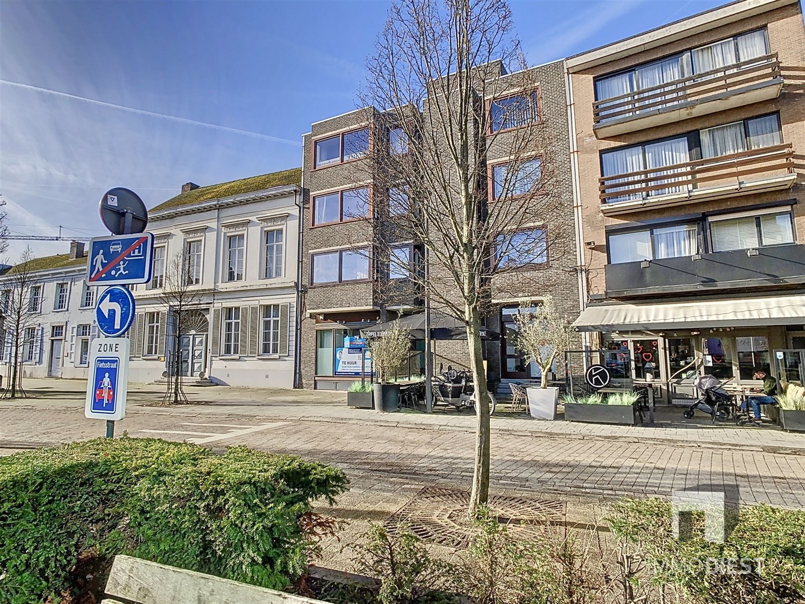 Handelsgelijkvloers 300m2 met 9 autostaanplaatsen foto 4