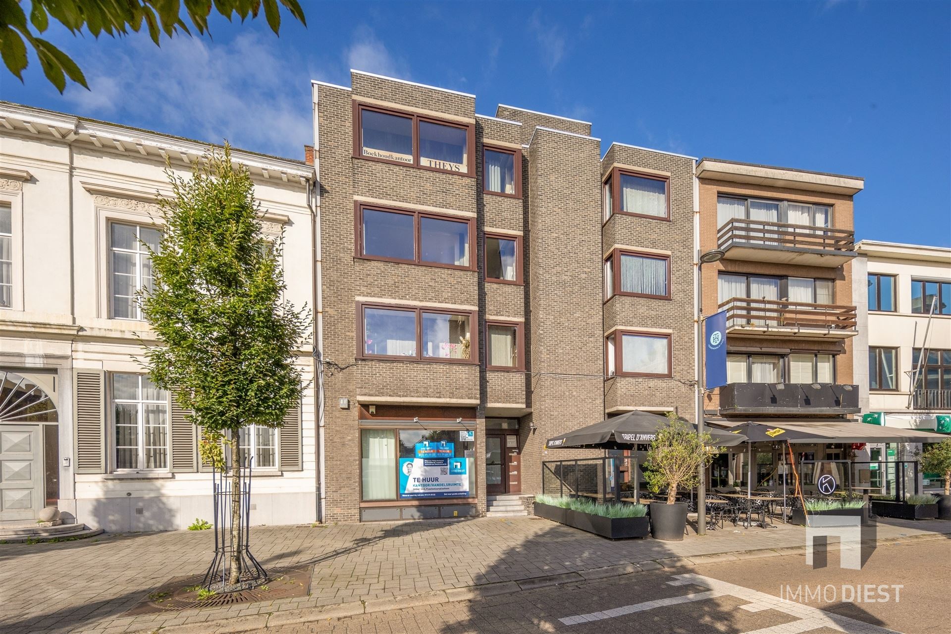 Handelsgelijkvloers 300m2 met 9 autostaanplaatsen foto 4