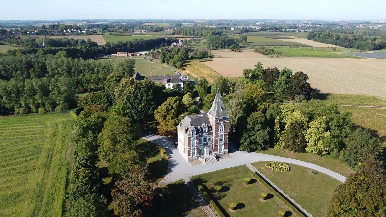 Instapklaar kasteeldomein met vierkantshoeve foto 3