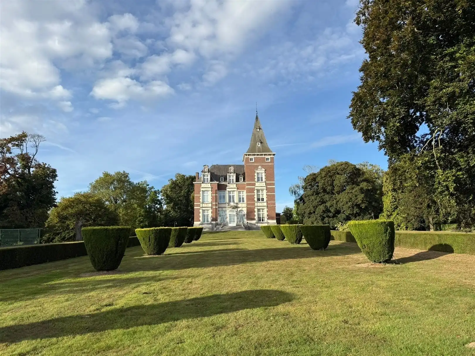 Instapklaar kasteeldomein met vierkantshoeve foto 3