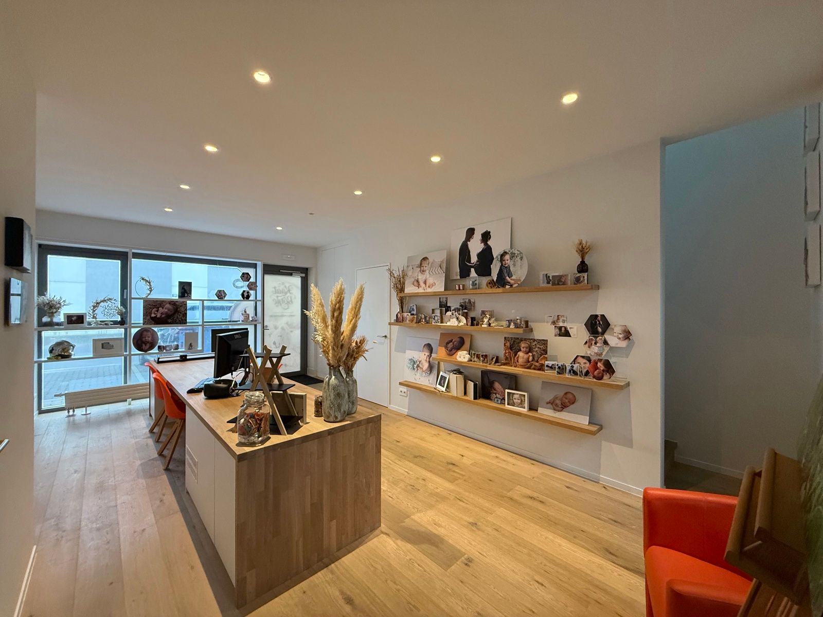 Perfect afgewerkt industriepand met kantoor en loods foto 2