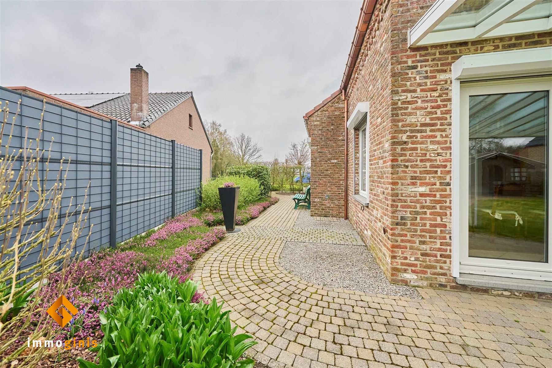 Zeer goed onderhouden woning met 2 slpks (+ mog. tot 2 à 3 extra kamers), overdekt terras en mooie tuin! foto 12