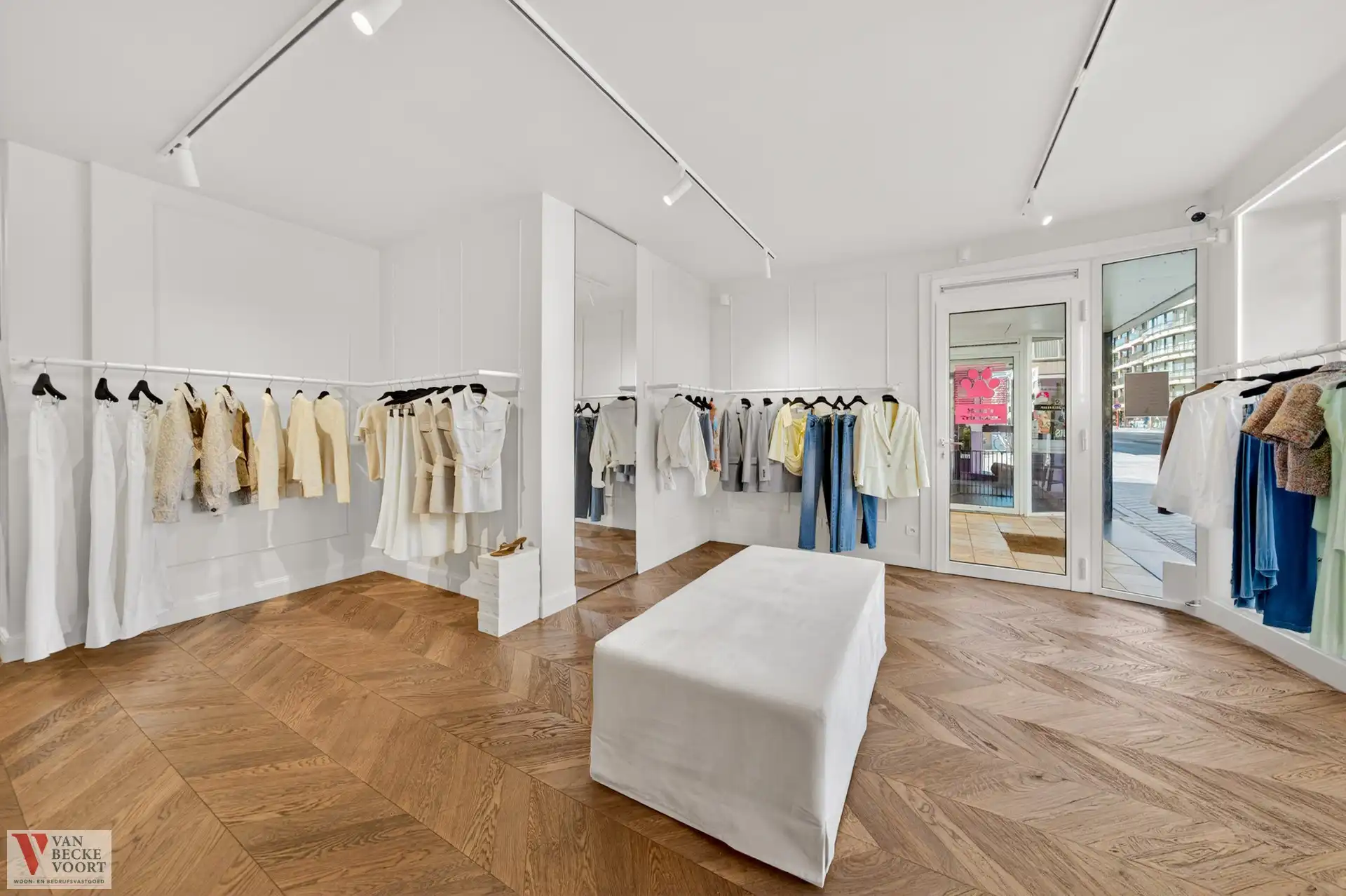 Esthetisch winkel op druk kruispunt Oostende foto {{pictureIndex}}