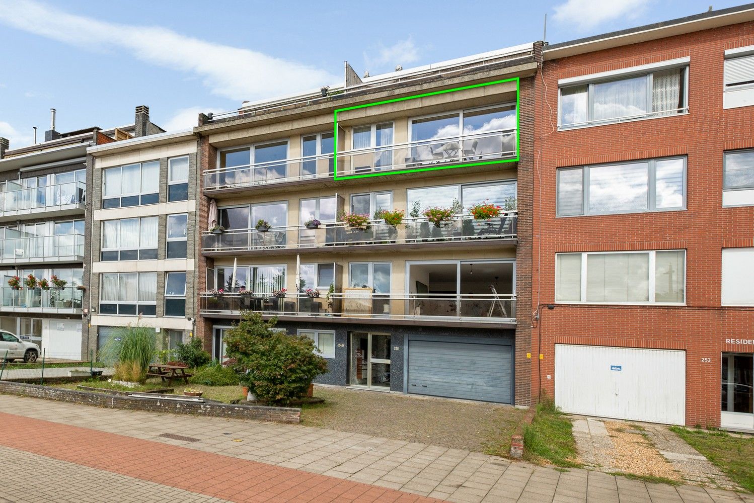 Modern en ruim appartement met 2 slaapkamers, 2 terrassen en nieuwe keuken te Deurne! foto 15