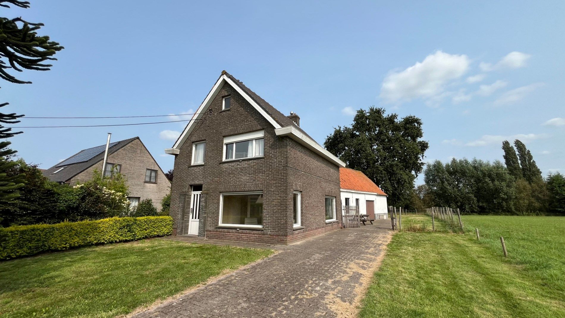 Ruime woning met een grote tuin foto 2