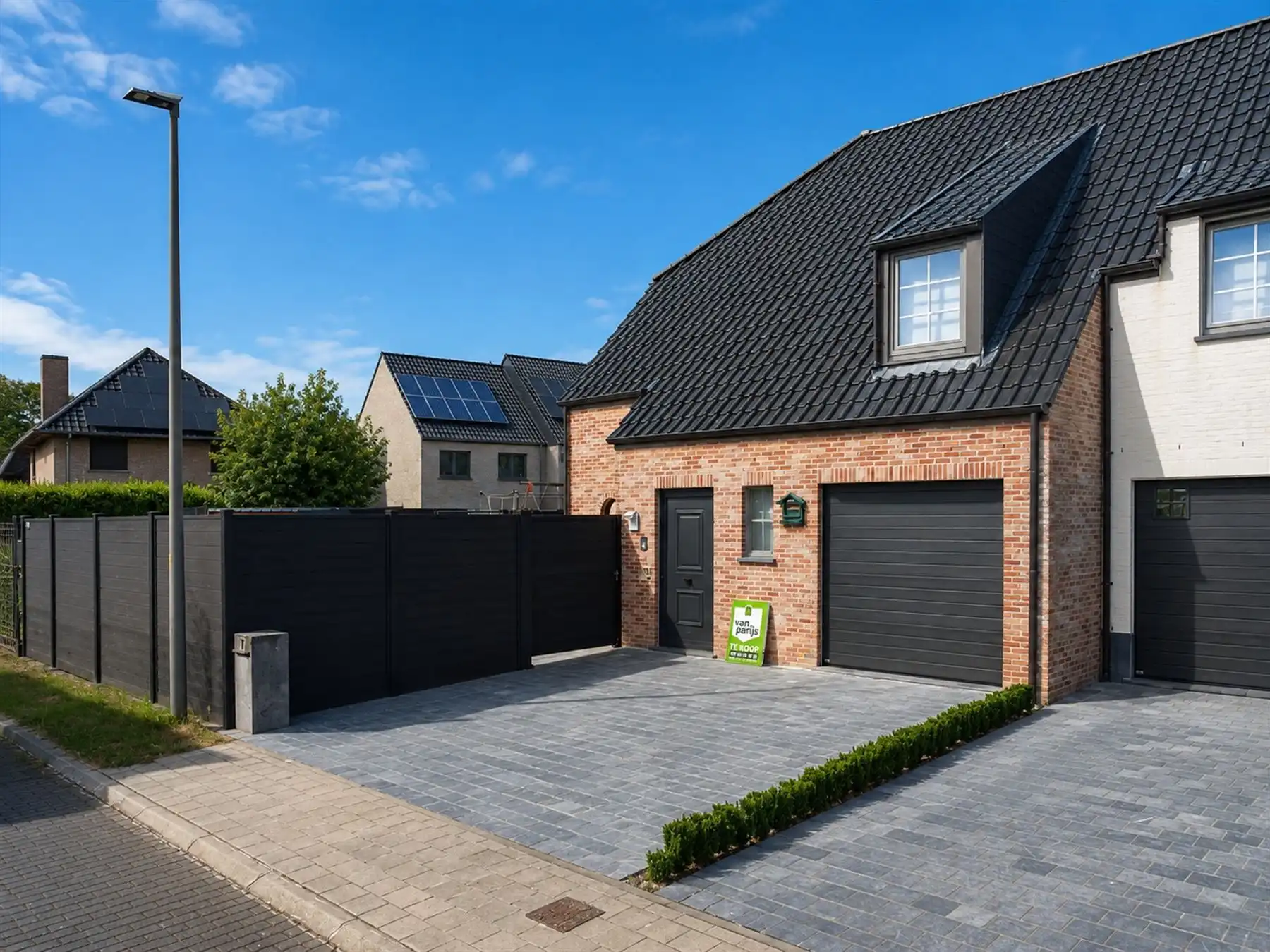 Recente woning met drie ruime slaapkamers en garage foto {{pictureIndex}}