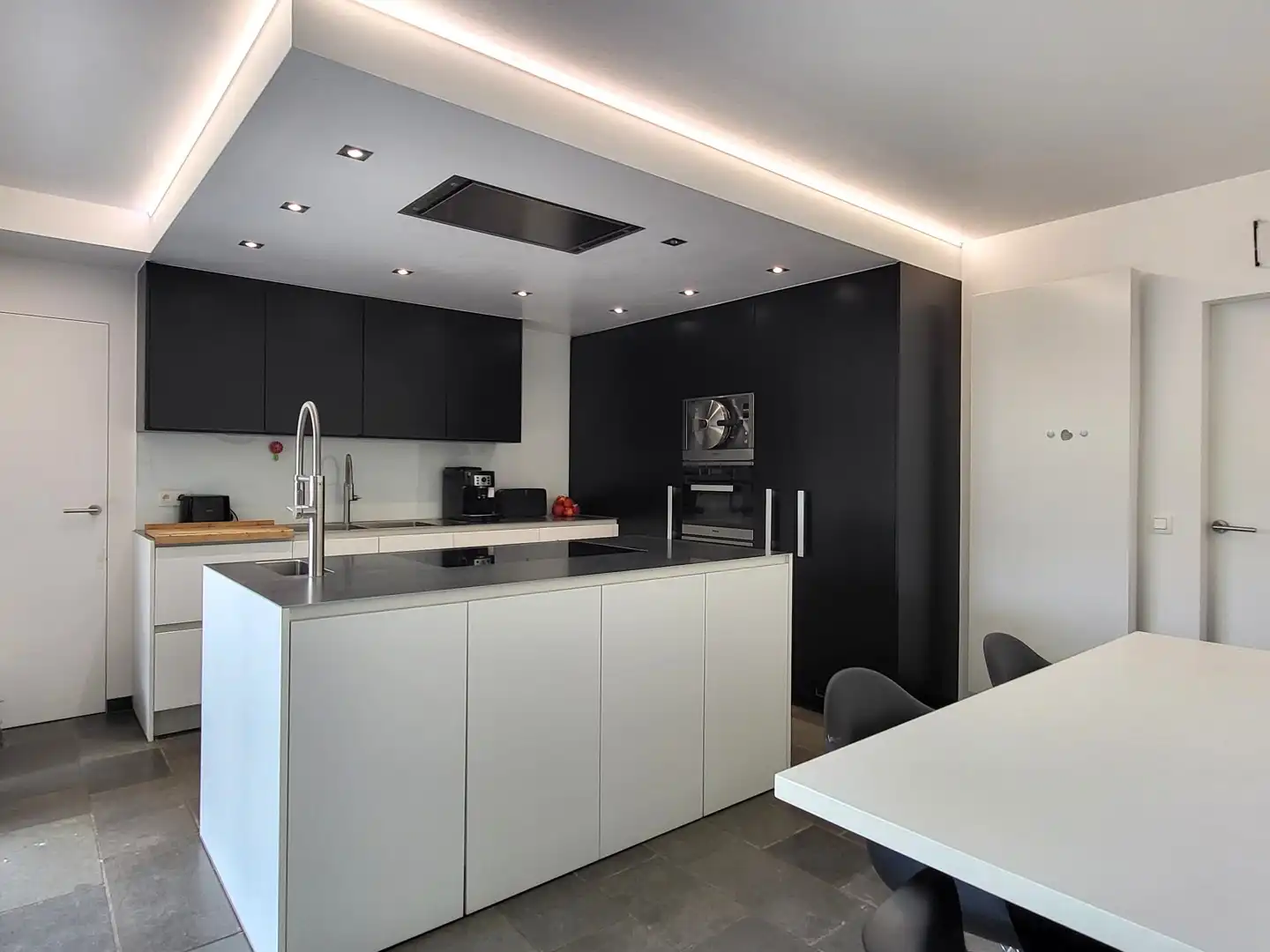 Exclusief wonen & ondernemen: imposante villa met volwaardige praktijk en aparte toegang op commerciële topligging, een perceel van 1.139 m² en met maar liefst 532 m² bewoonbare oppervlakte. foto 14