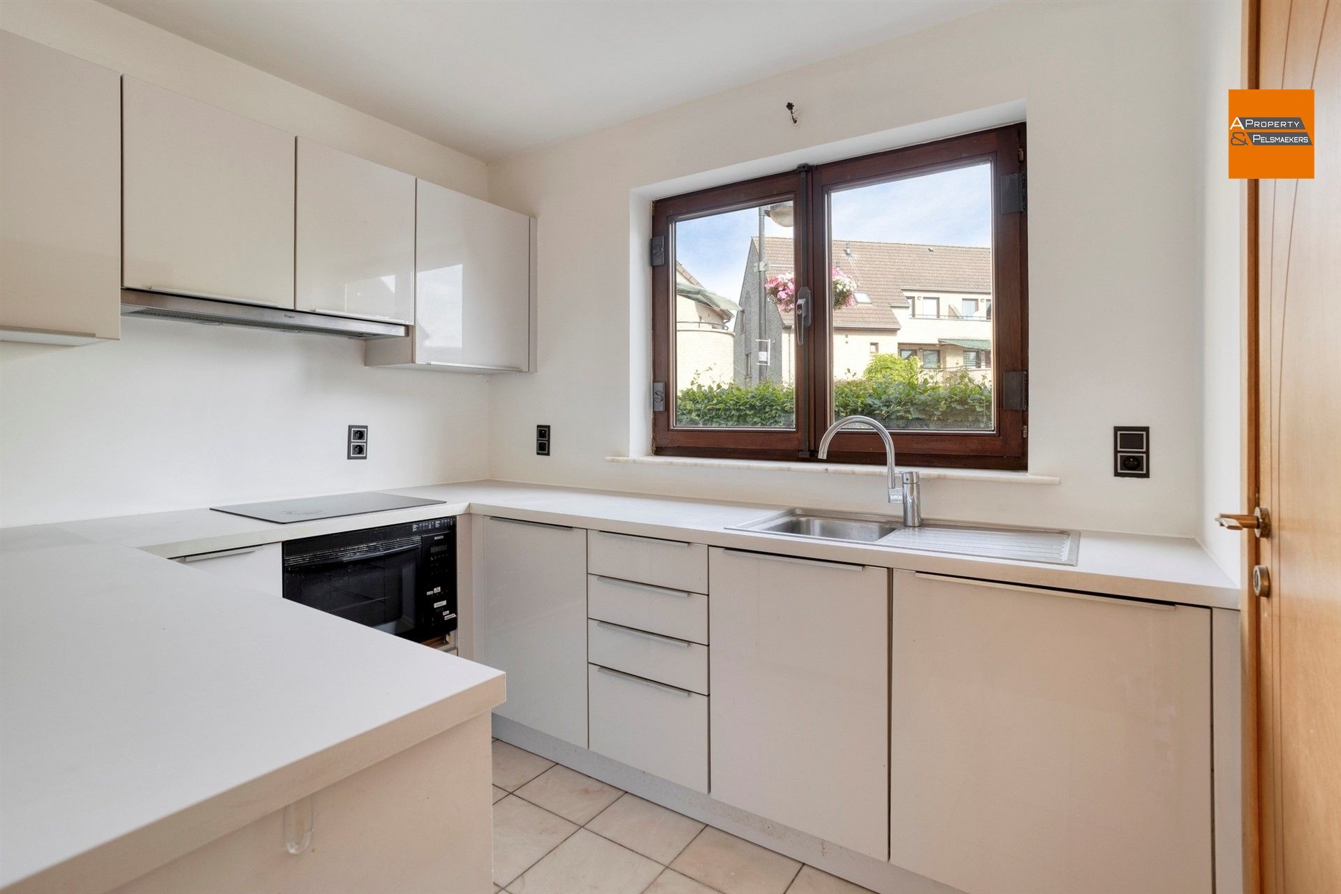 2 slaapkamers appartement met grote tuin foto 9