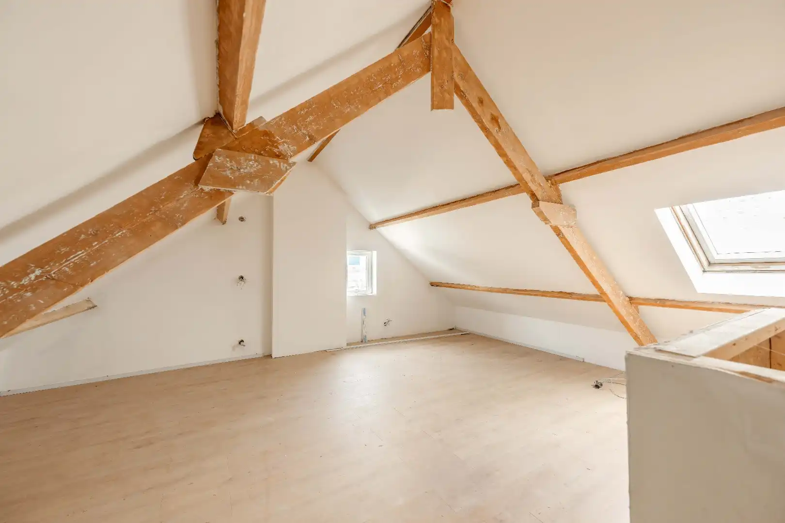 Verder te renoveren woning op toplocatie in Lichtervelde foto 14