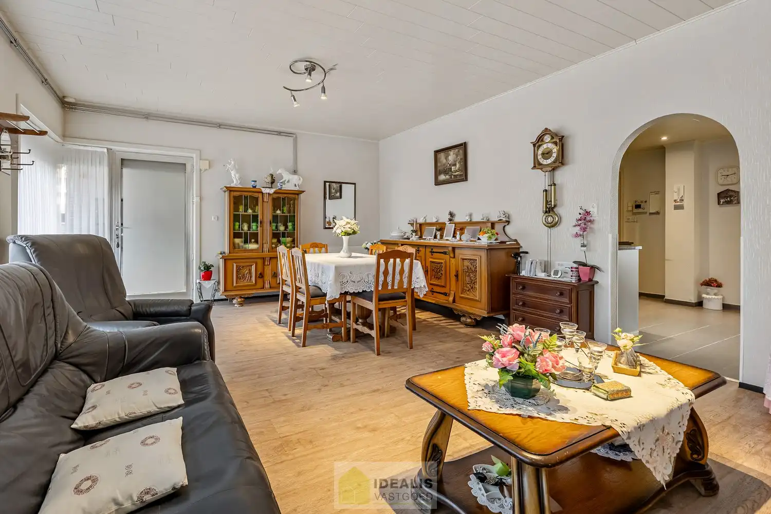 IDEALIS VASTGOED - GELIJKVLOERS APPARTEMENT IN HET CENTRUM VAN KAULILLE, BOCHOLT! Dit appartement van het bouwjaar 1972 biedt u een ruime keuken met aangrenzend bijkeuken met extra opbergruimte, een heerlijke woonkamer met grote glaspartijen, fijne slaapkamer, terras en privatieve garagebox. Dé unieke kans voor kandidaten op zoek naar een appartement op een aangename locatie vlakbij het centrum van Bocholt!! foto 8