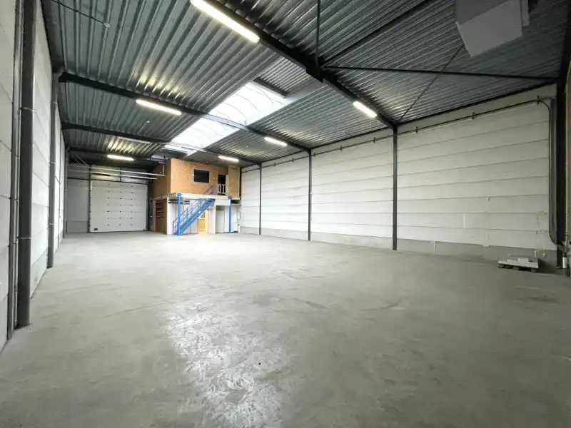 Zeer goed gelegen KMO-unit van 310 m² met mezzanine en 3 parkeerplaatsen foto {{pictureIndex}}