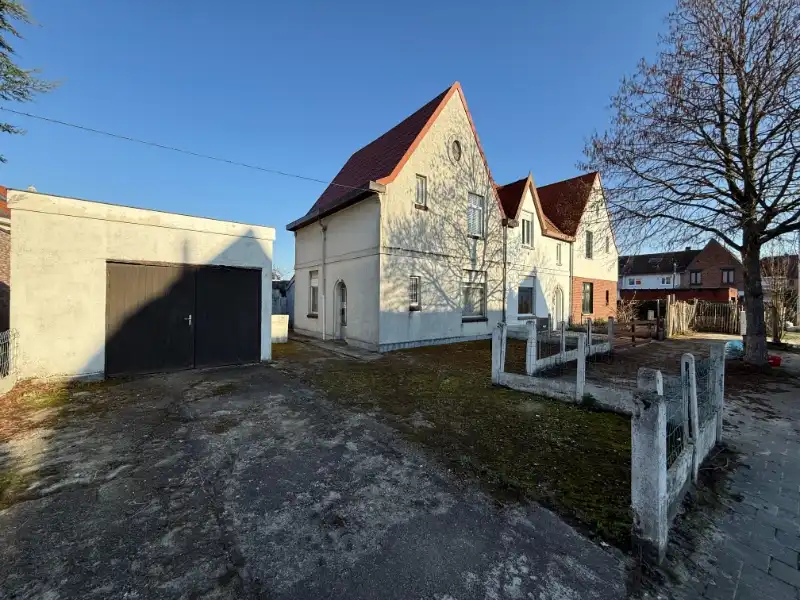 Hoofdfoto van de publicatie: Te renoveren woning met oprit en garage in rustig straatje