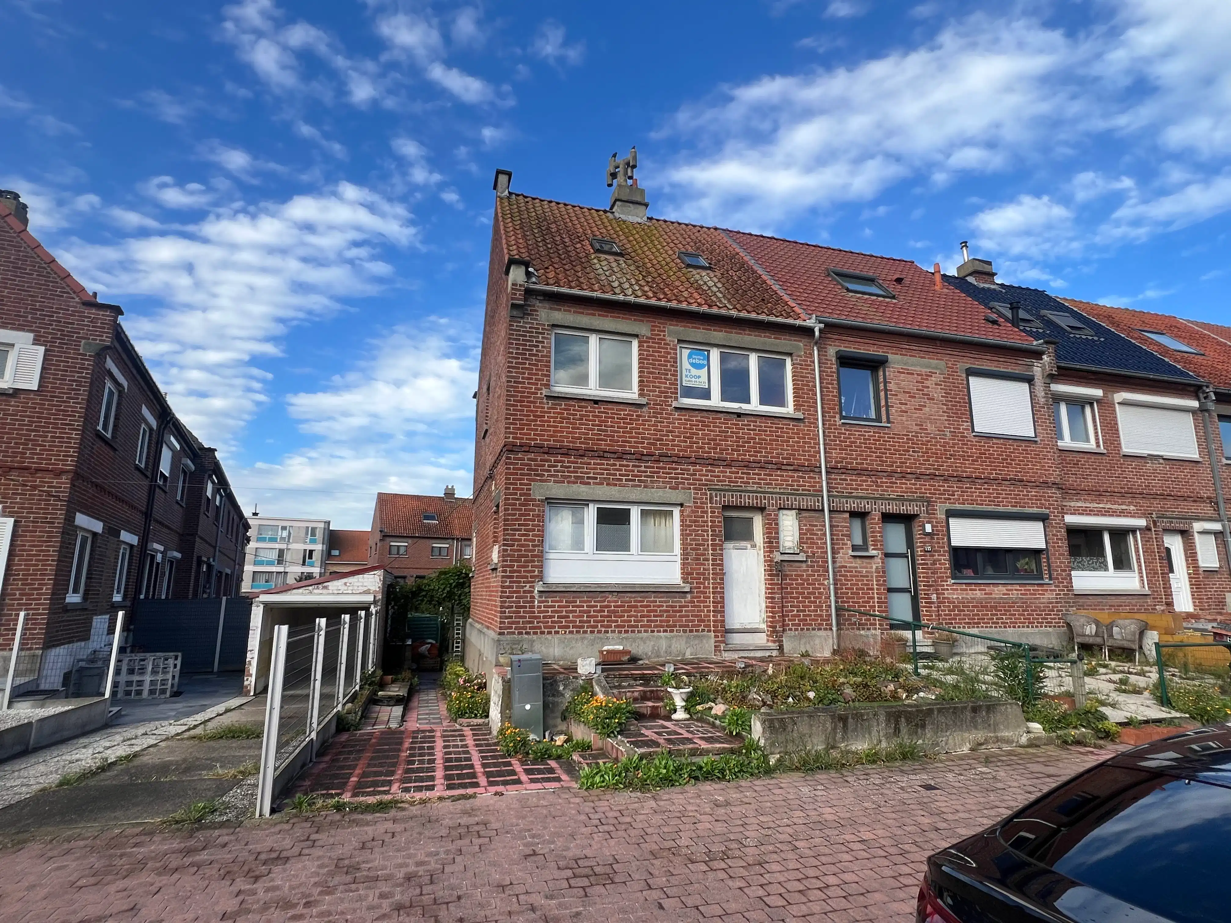 Halfopen bebouwing met zonnige tuin foto {{pictureIndex}}