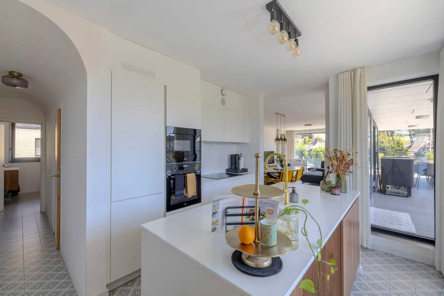 Ruim appartement met 2 slpks, terras van 71m2 en 2 staanplaatsen foto 9