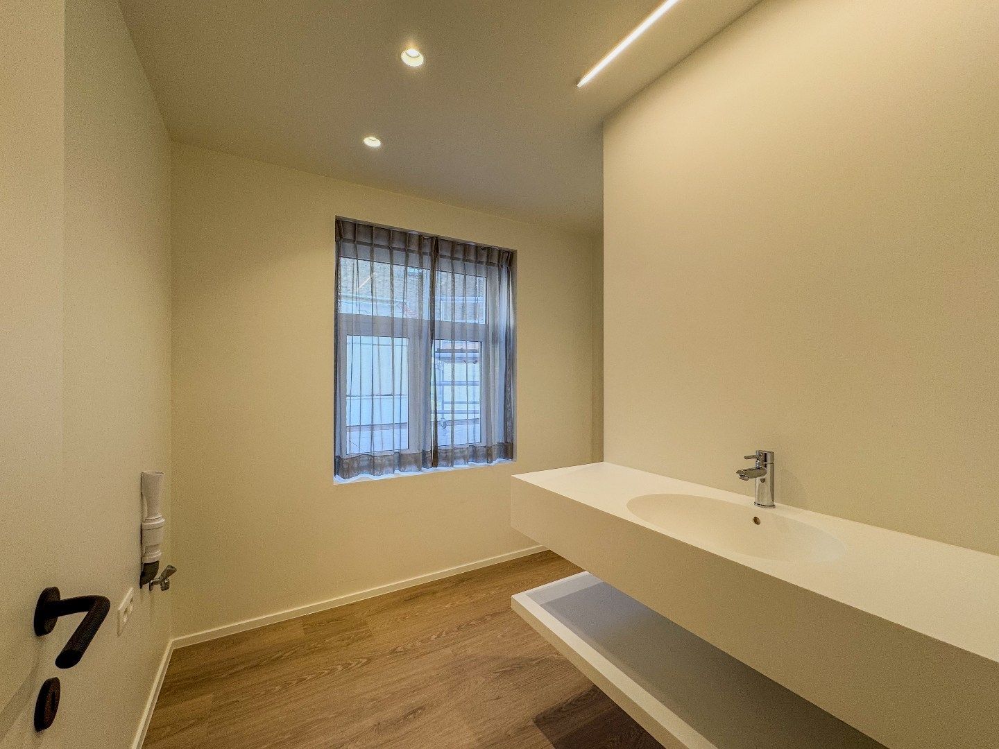 Ruim appartement met 2 slaapkamers en terras in het centrum. foto 16