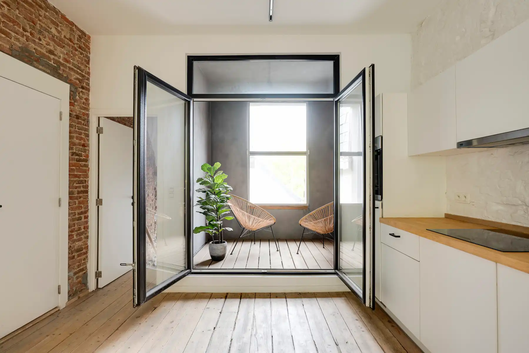 Bemeubelde cityloft met terras op het hippe Zuid foto 4