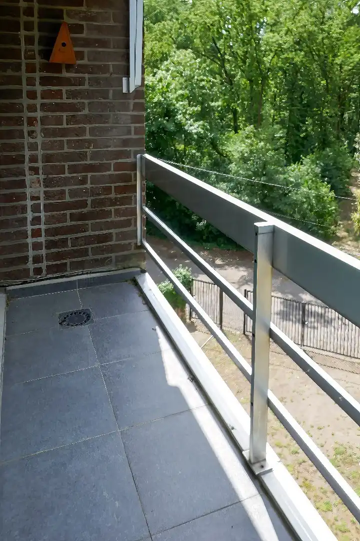 Gerenoveerde serviceflat midden het groen in Assebroek. foto 12