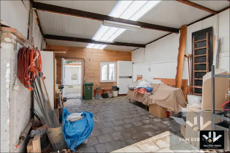 Ruime en goed gelegen te moderniseren rijwoning met gezellige binnekoer, garage en/of atelier foto 27