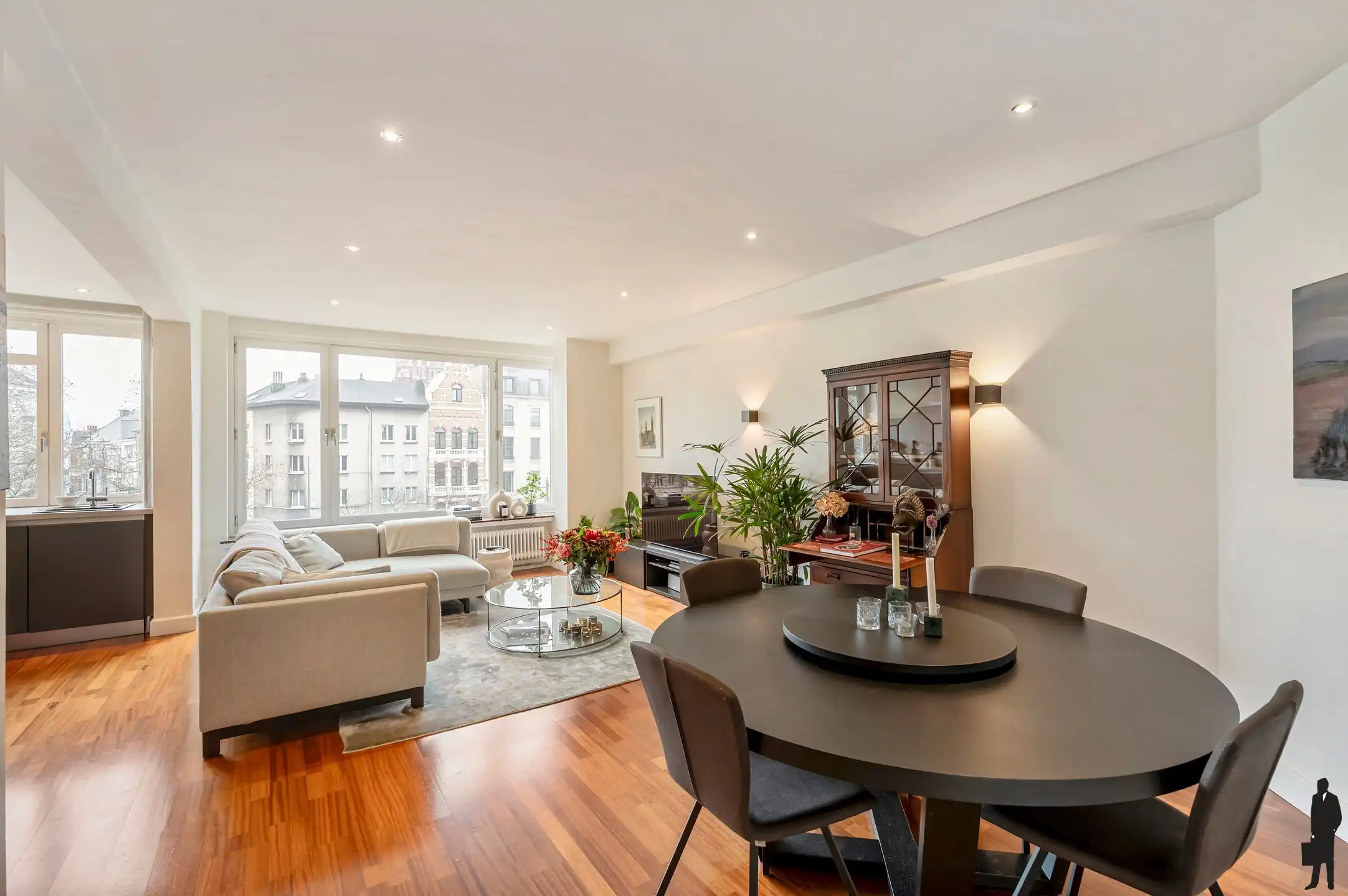 Zeer lichtrijk tweeslaapkamerappartement op ’t Zuid foto {{pictureIndex}}