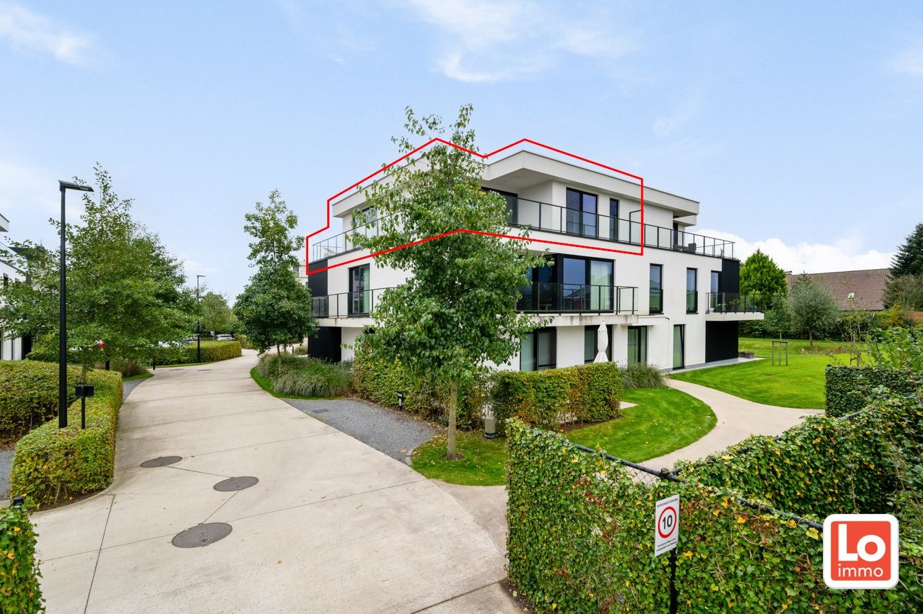 VERKOCHT! Luxe Penthouse met 1 slaapkamer en 2 grote terrassen op een topligging in het centrum van Lochristi! foto 4