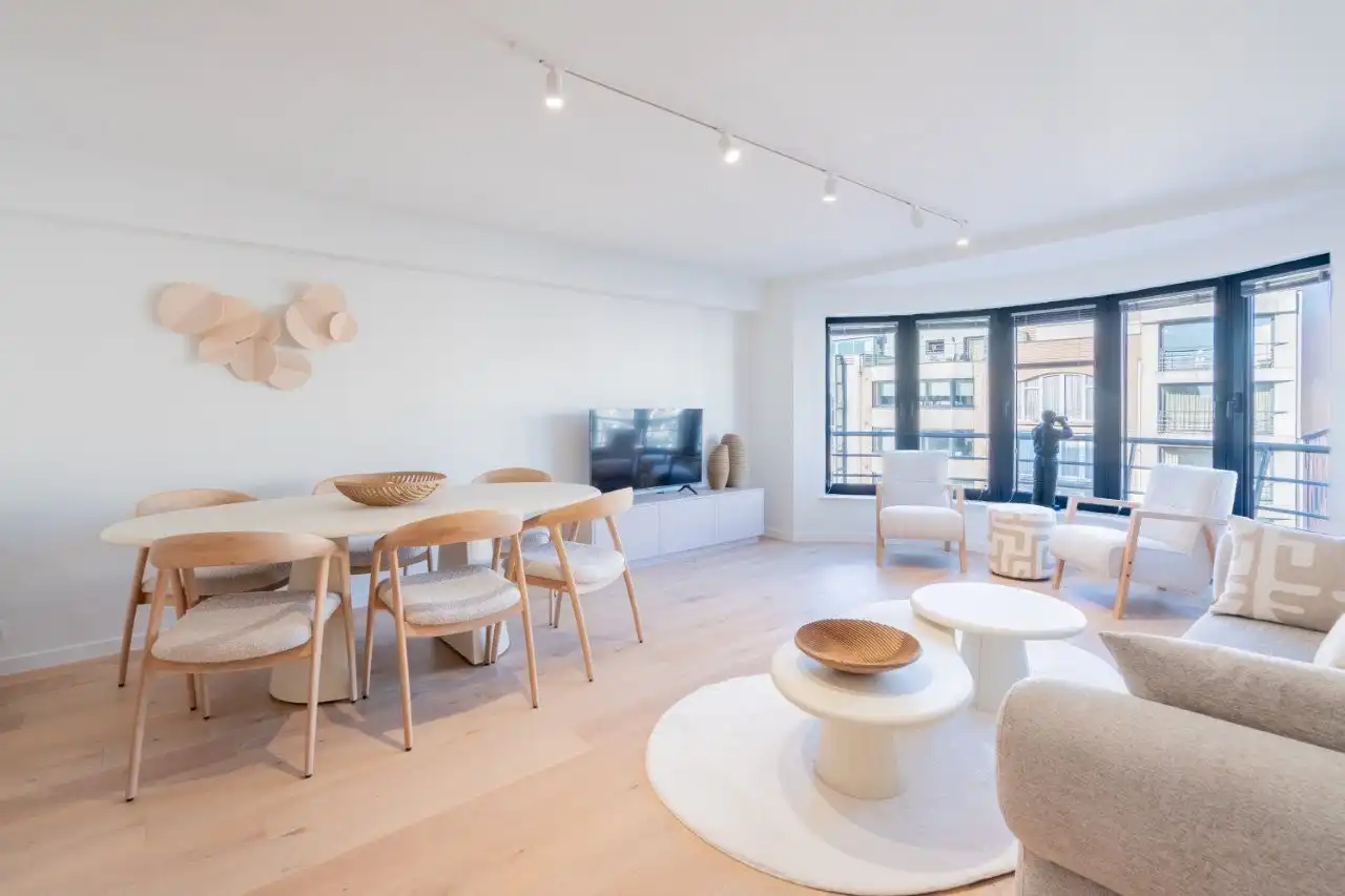 Volledig gerenoveerd, lichtrijk appartement gelegen in een kleine residentie. foto {{pictureIndex}}