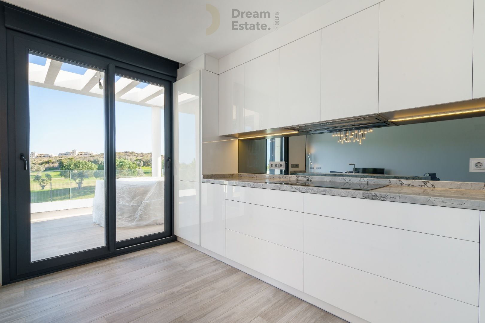 Nieuwbouwwoningen (nog slechts 2) tegenover de golf met zicht naar zee te Mijas. foto 11