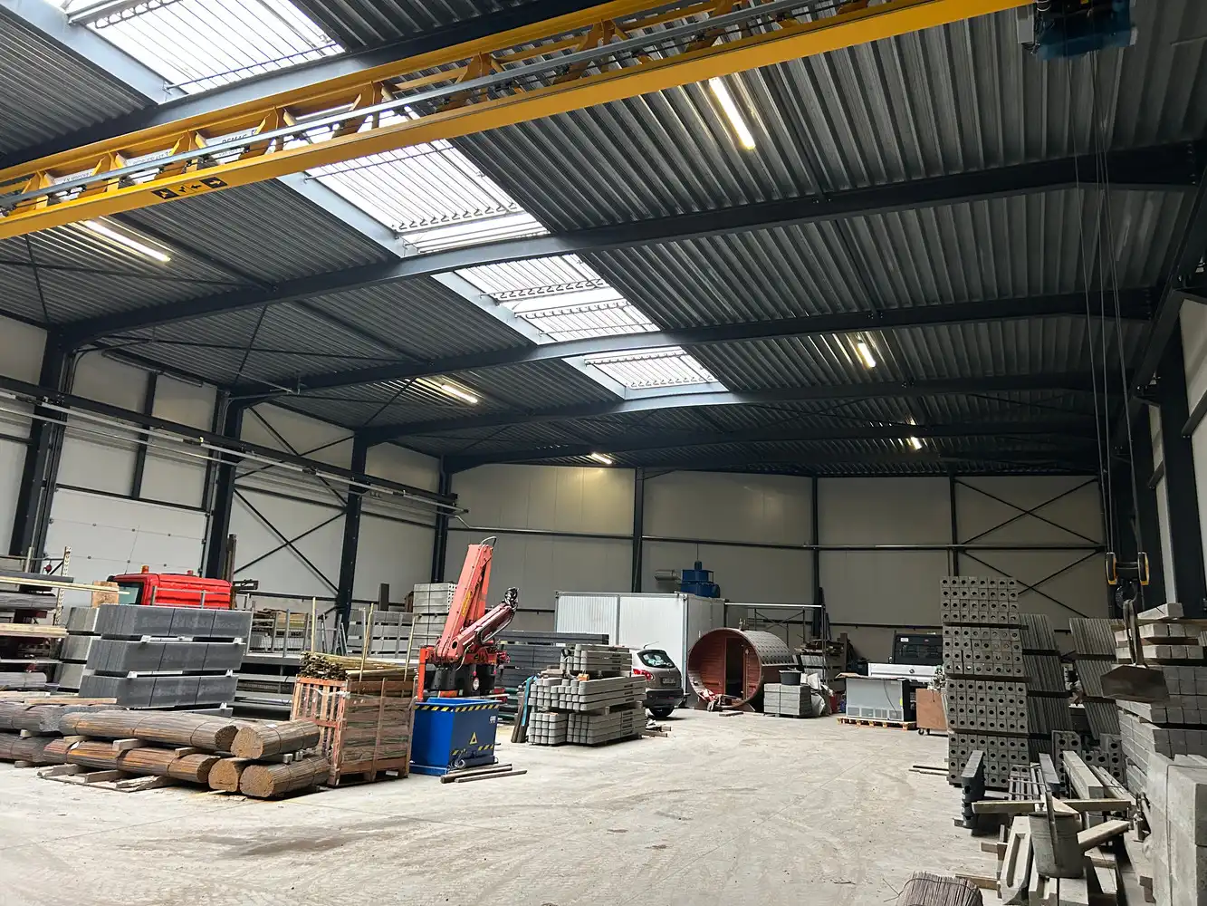 BEDRIJGSPANDEN MET KANTOREN EN MACHINES EN ROLLEND MATERIEEL foto 12