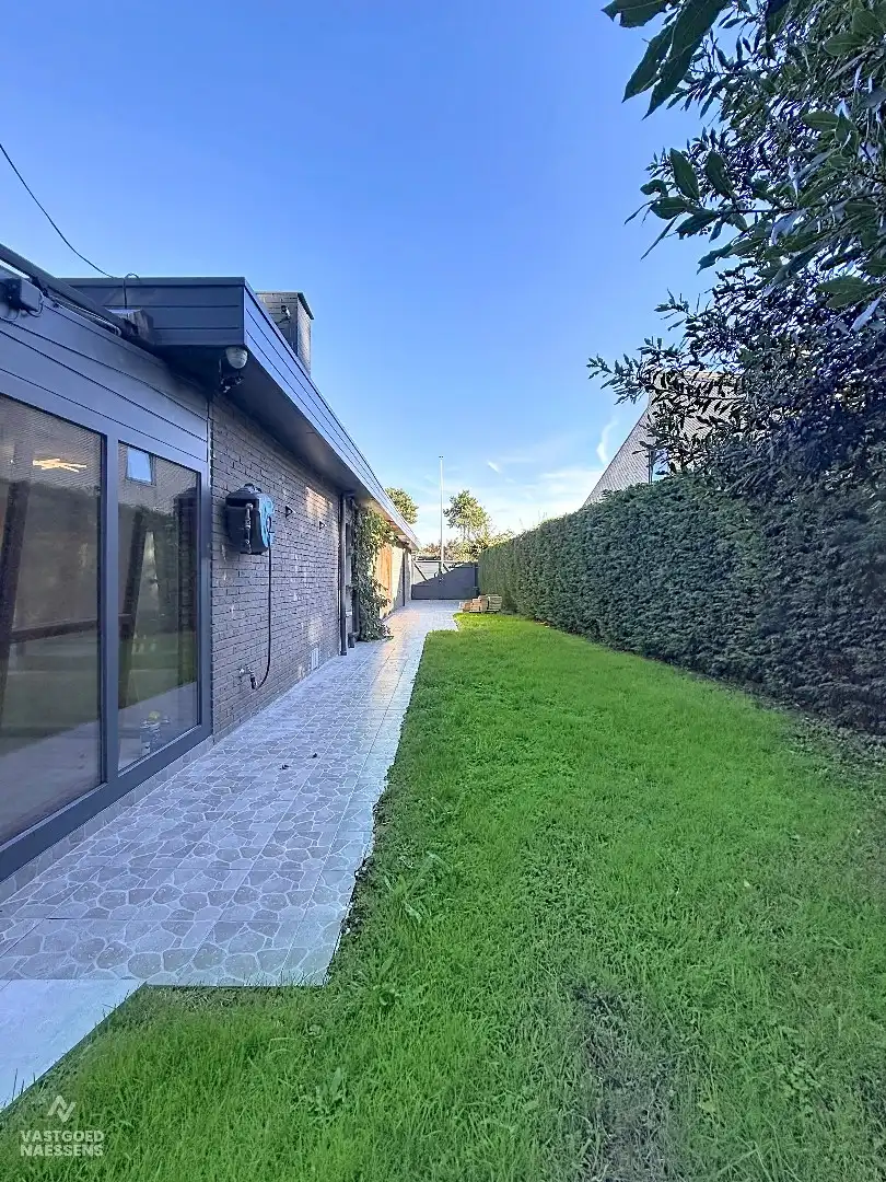 RUIME BUNGALOW MET TUIN EN GARAGE foto 18