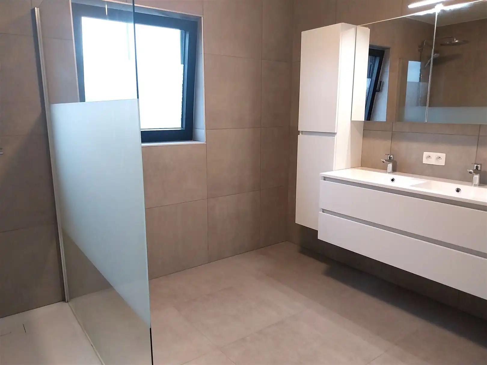 TE HUUR: Vrijstaande woning met 3 slaapkamers te Pelt! foto 14