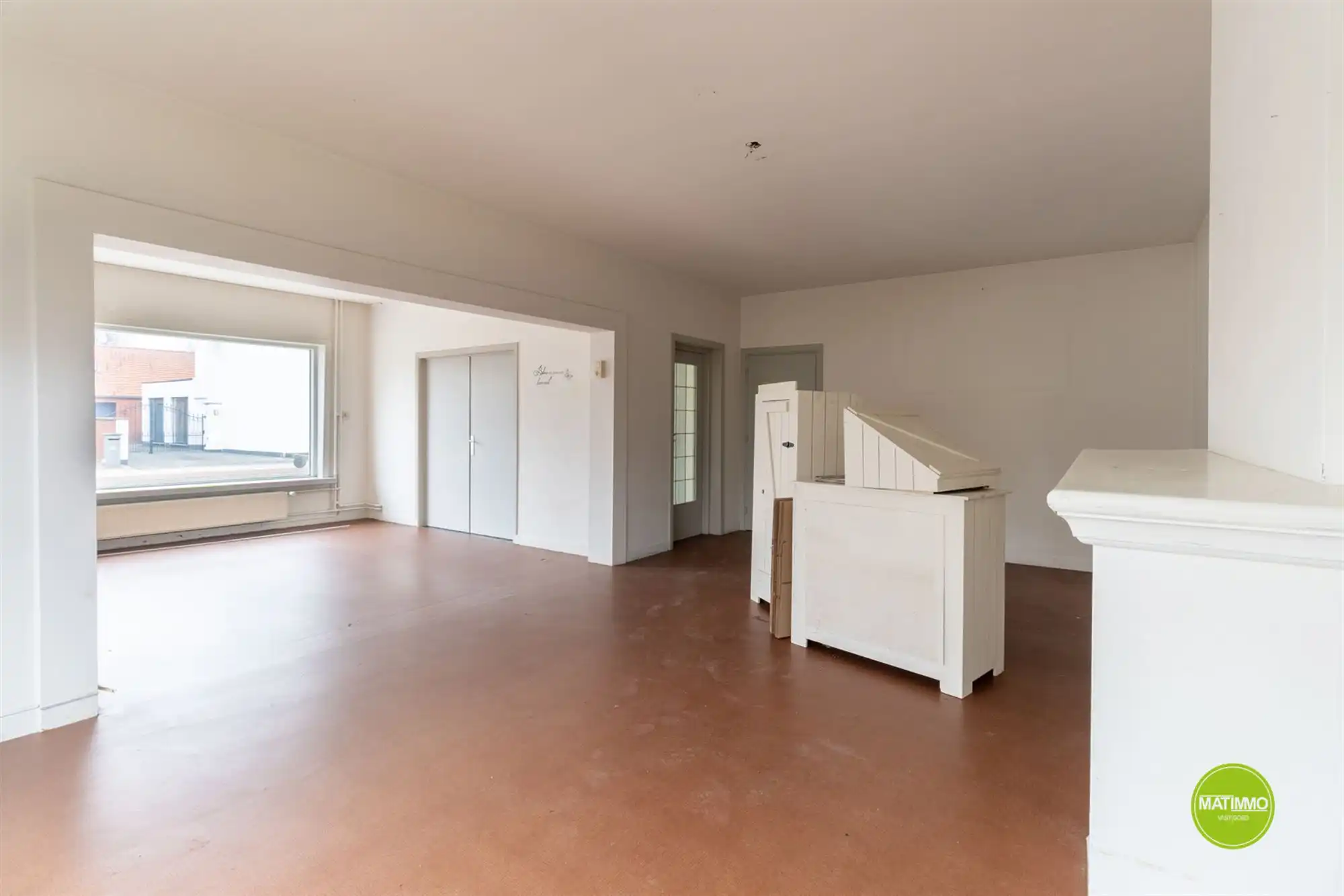 Ruim handelshuis met 4 slaapkamers én acherliggende grond foto 5