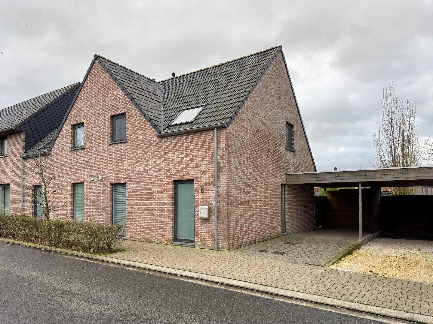 Halfopen woning met 3 slaapkamers, carport en tuin. foto {{pictureIndex}}