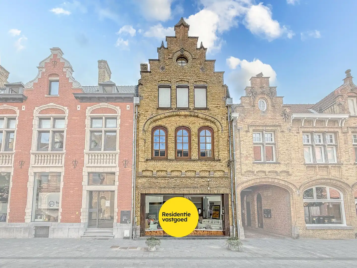 Prachtig herehuis met woonst en handelsruimte te Nieuwpoort-Stad op een zeer commerciële ligging in de Marktstraat op 400 m².  foto {{pictureIndex}}