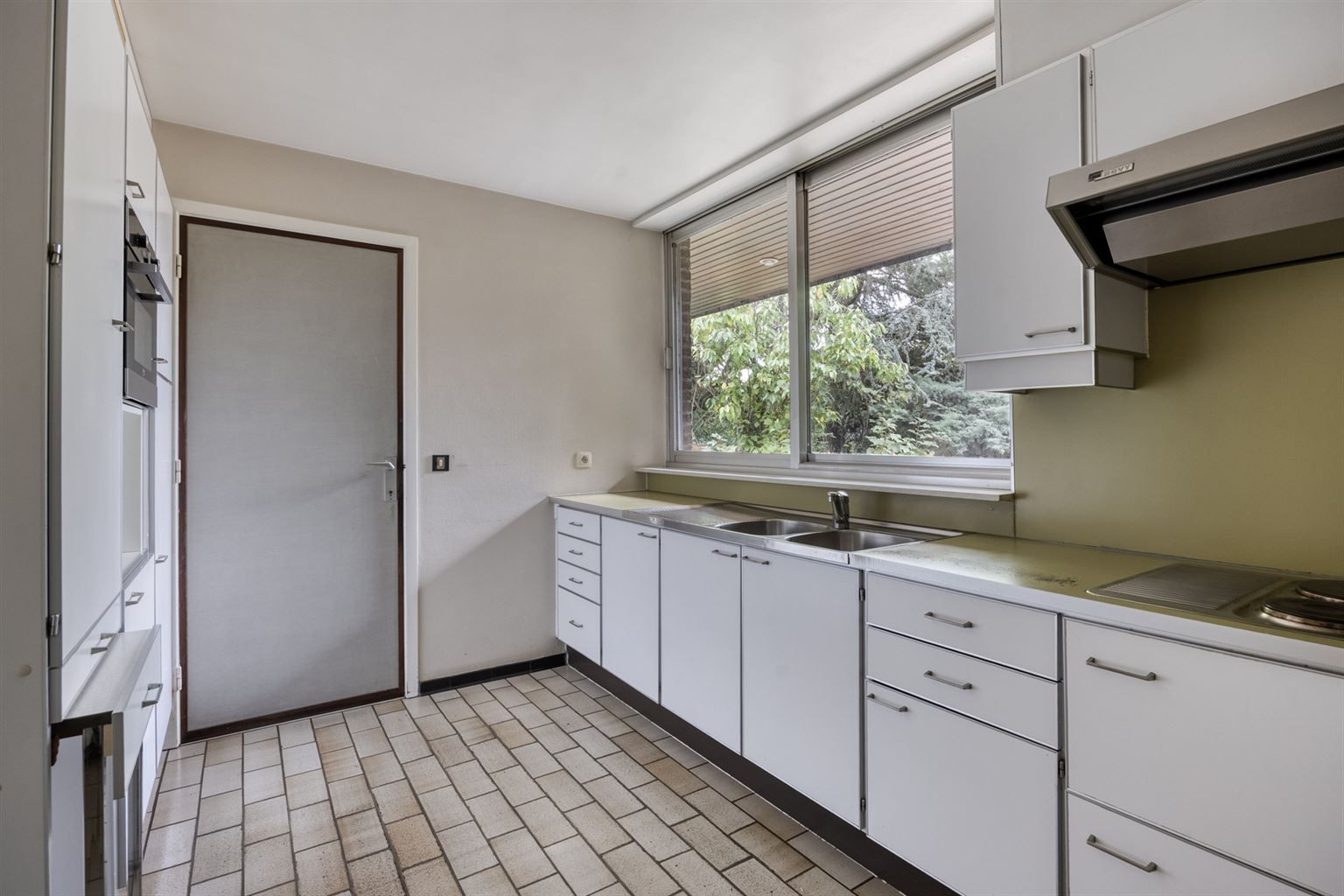 Vrijstaande woning in 70s stijl op een uniek perceel van 15a93ca met 5 slaapkamers, inpandige garage en riante tuin, gelegen op een rustige toplocatie nabij het centrum van Maaseik. foto 13