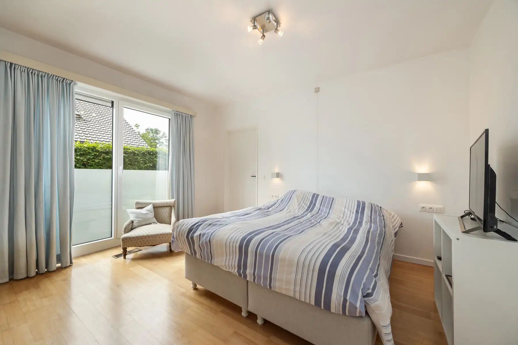 Split-level woning op ca. 1103 m² in een rustige woonwijk foto 10