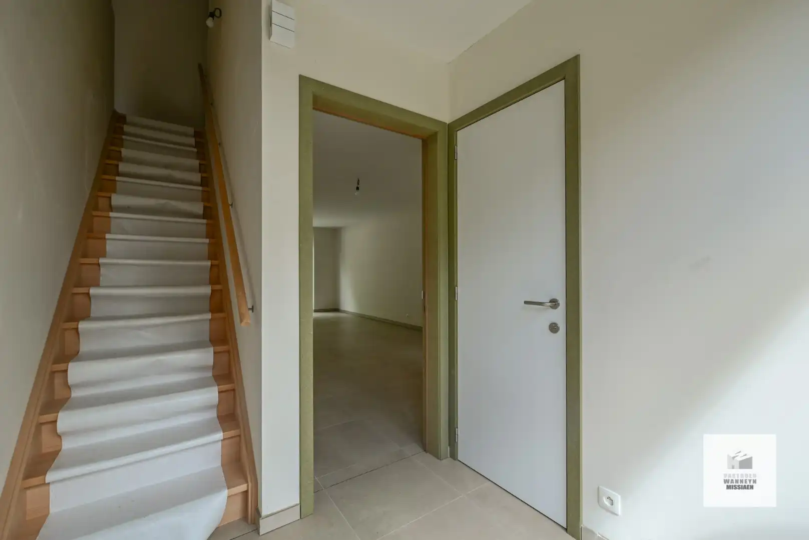 Moderne energiezuinige halfopen woning met 3 slaapkamers, tuin en carport foto 2