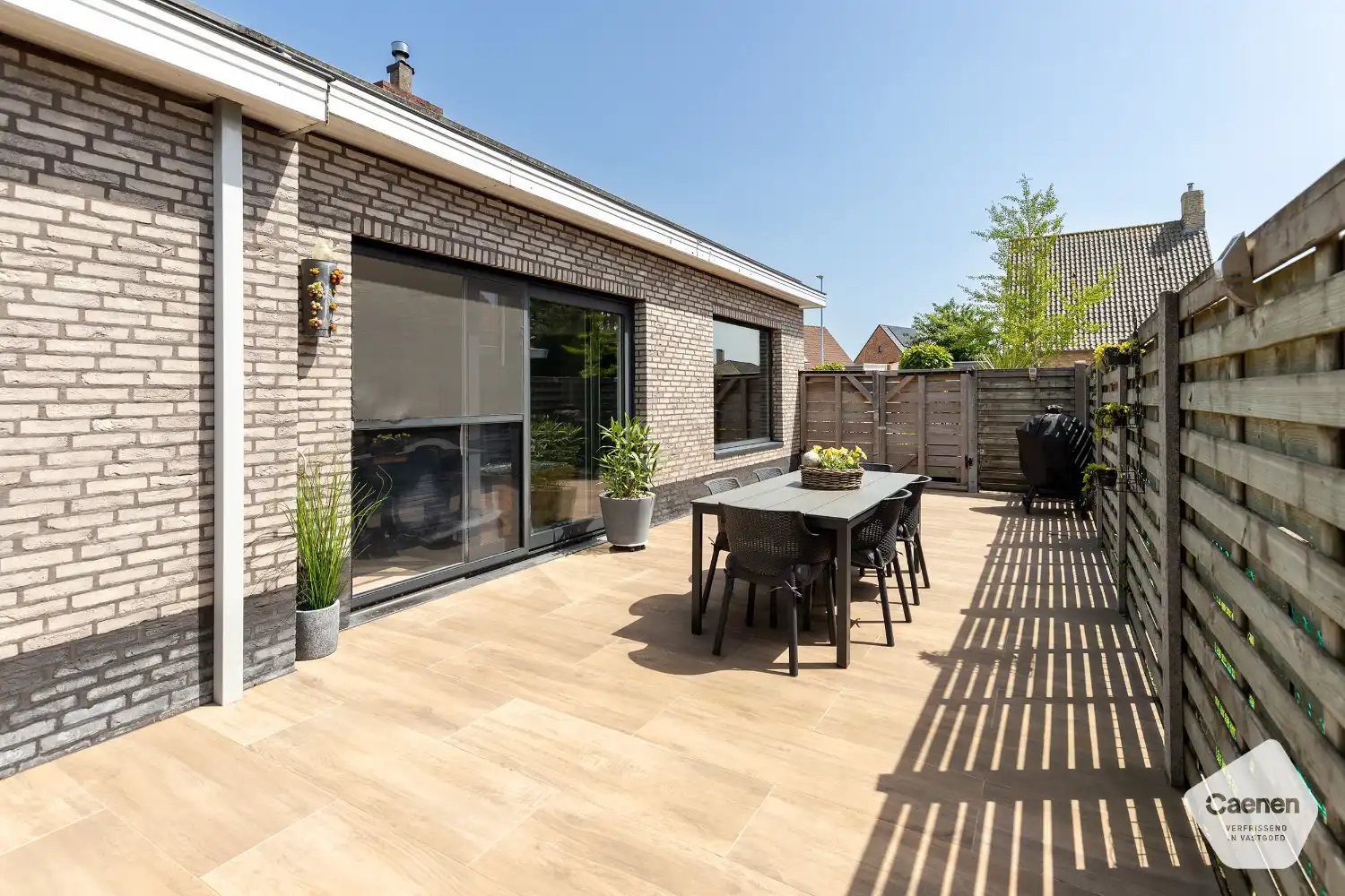 Moderne bungalow met 3 slaapkamers, aangelegde tuin en zwembad. foto 17