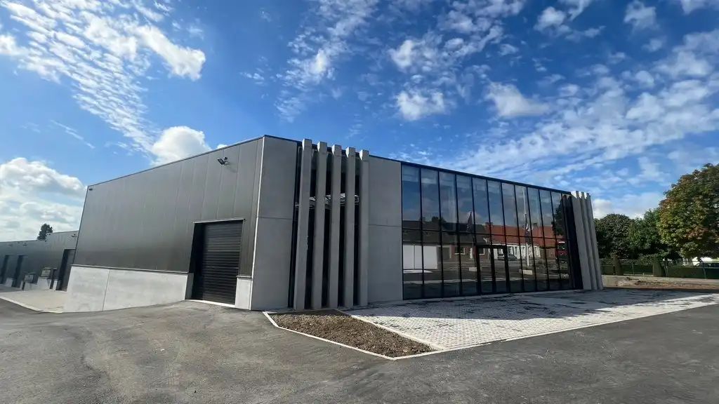 Showroom met opslagruimte te koop in Tielt foto {{pictureIndex}}