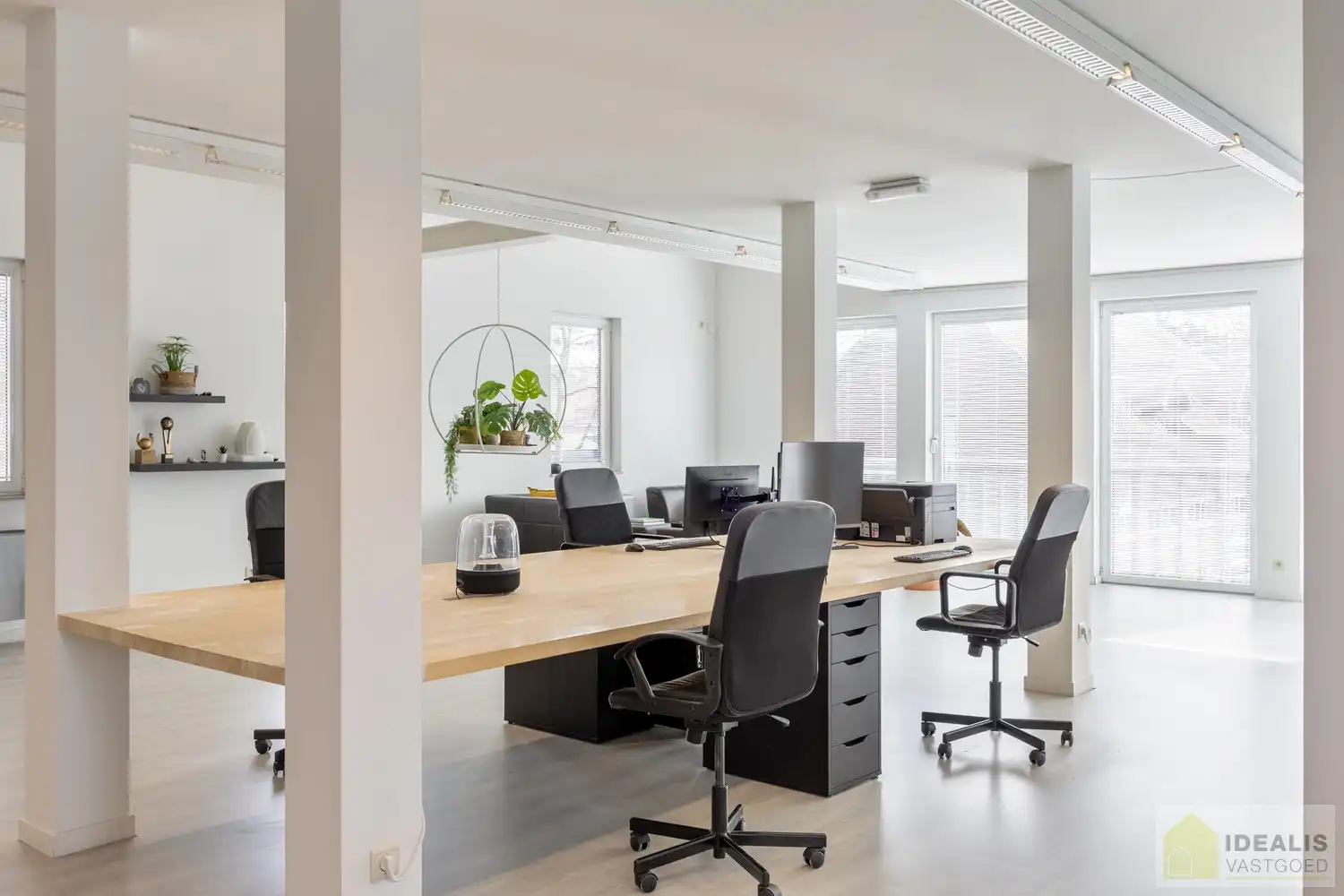 STATIG, STRAK EN UITERST RUIM COMPLEX MET HOOGSTAANDE AFWERKING EN OOG VOOR DETAIL. MOMENTEEL VOORZIEN VAN 3 SLAAPKAMERS, RIANTE LEEFRUIMTES ÉN UNIEKE LANDSCAPE KANTOORRUIMTES OP RESIDENTIËLE DOCH GUNSTIGE LOCATIE!! Dit exclusieve complex omvat maar liefst +-400m² netto bewoonbare oppervlakte! Kenmerkend aan dit statige pand is de unieke voorgevel die bezet is met keramische kunst van Pieter Stockmans. Gelegen op een residentiële locatie in een rustige woonstraat doch op enkele minuten van het centrum van Genk! foto 36