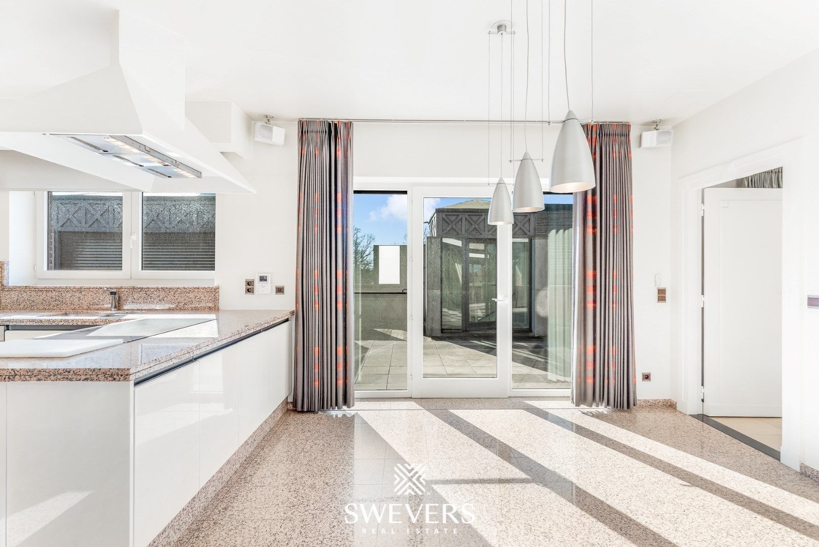 Exclusief luxueus appartement met gigantisch terras en binnentuin gelegen in hartje Lummen ( 408 m2 ) foto 8