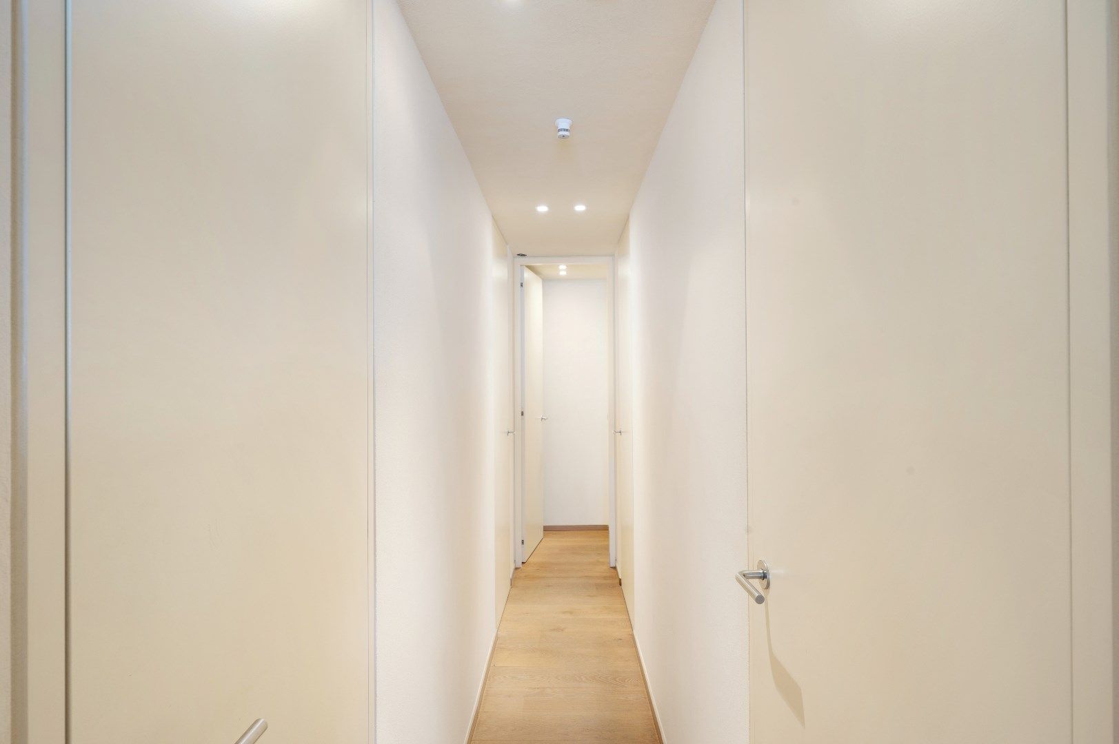 Zeer goed gelegen appartement met parking op de ZEEDIJK vlakbij het Van Bunnenplein. foto 8