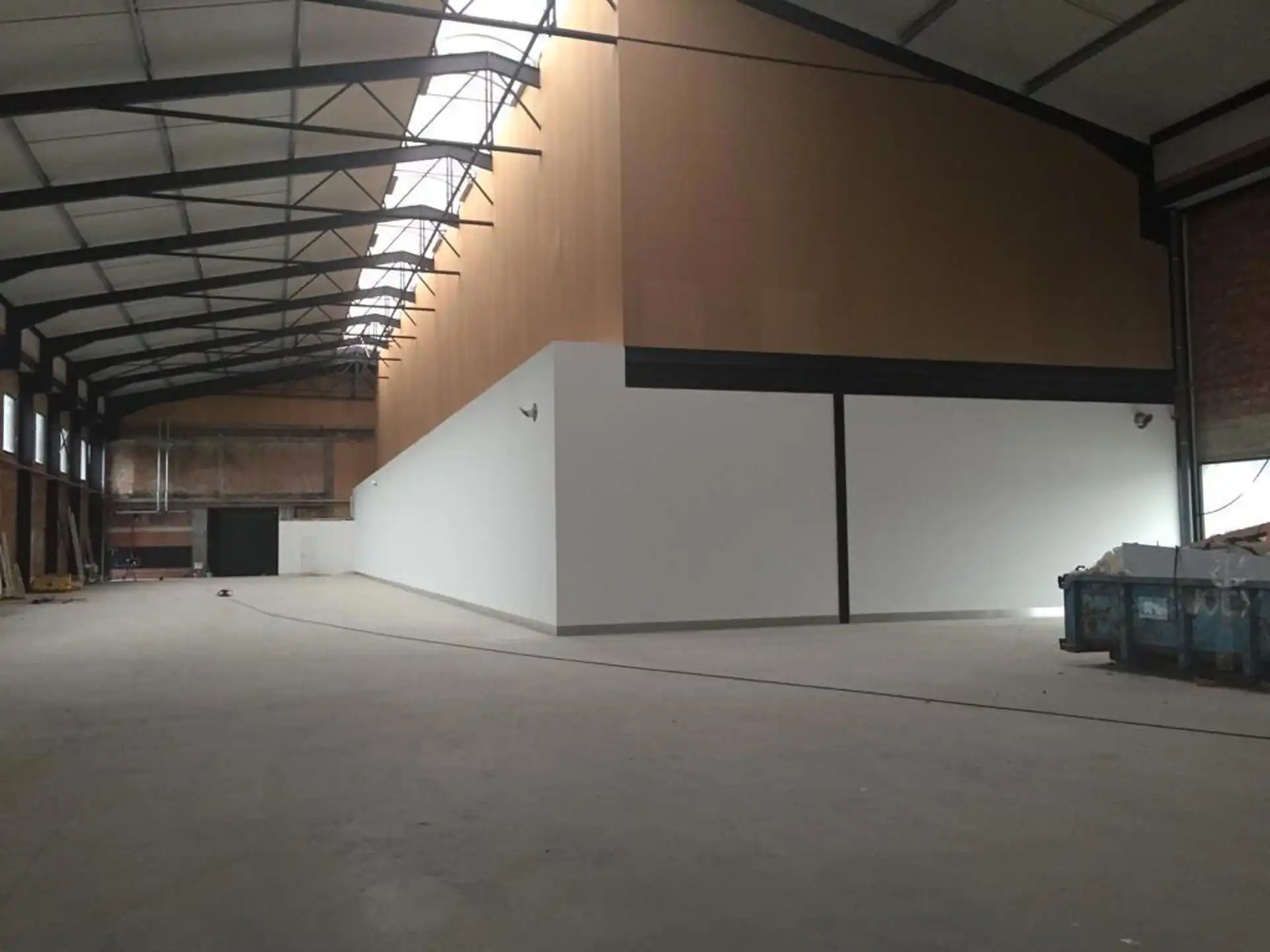 Magazijn ca 1.907m² met zichtlocatie en 2 sectionaal poorten foto 3