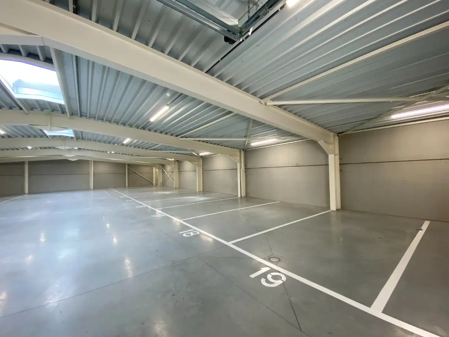 Overdekte autostaanplaats te huur centrum Roeselare foto 3