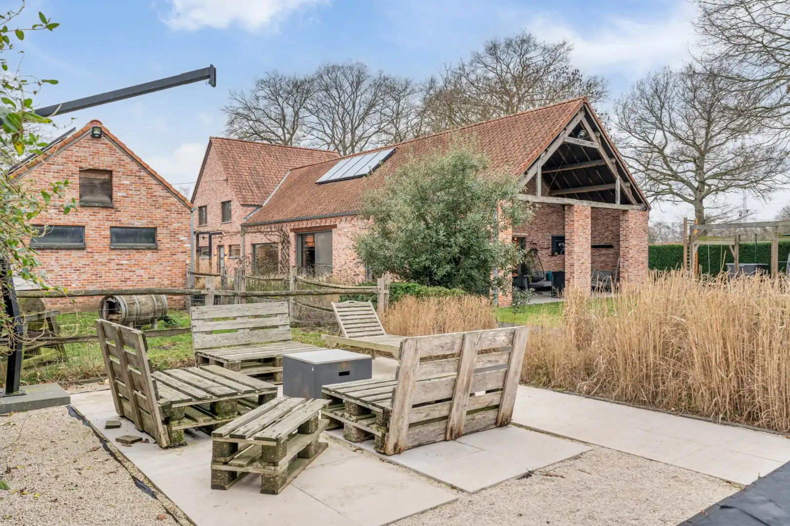 Uniek landhuis op een perceel van +/- 27 are in een GROENE oase foto {{pictureIndex}}