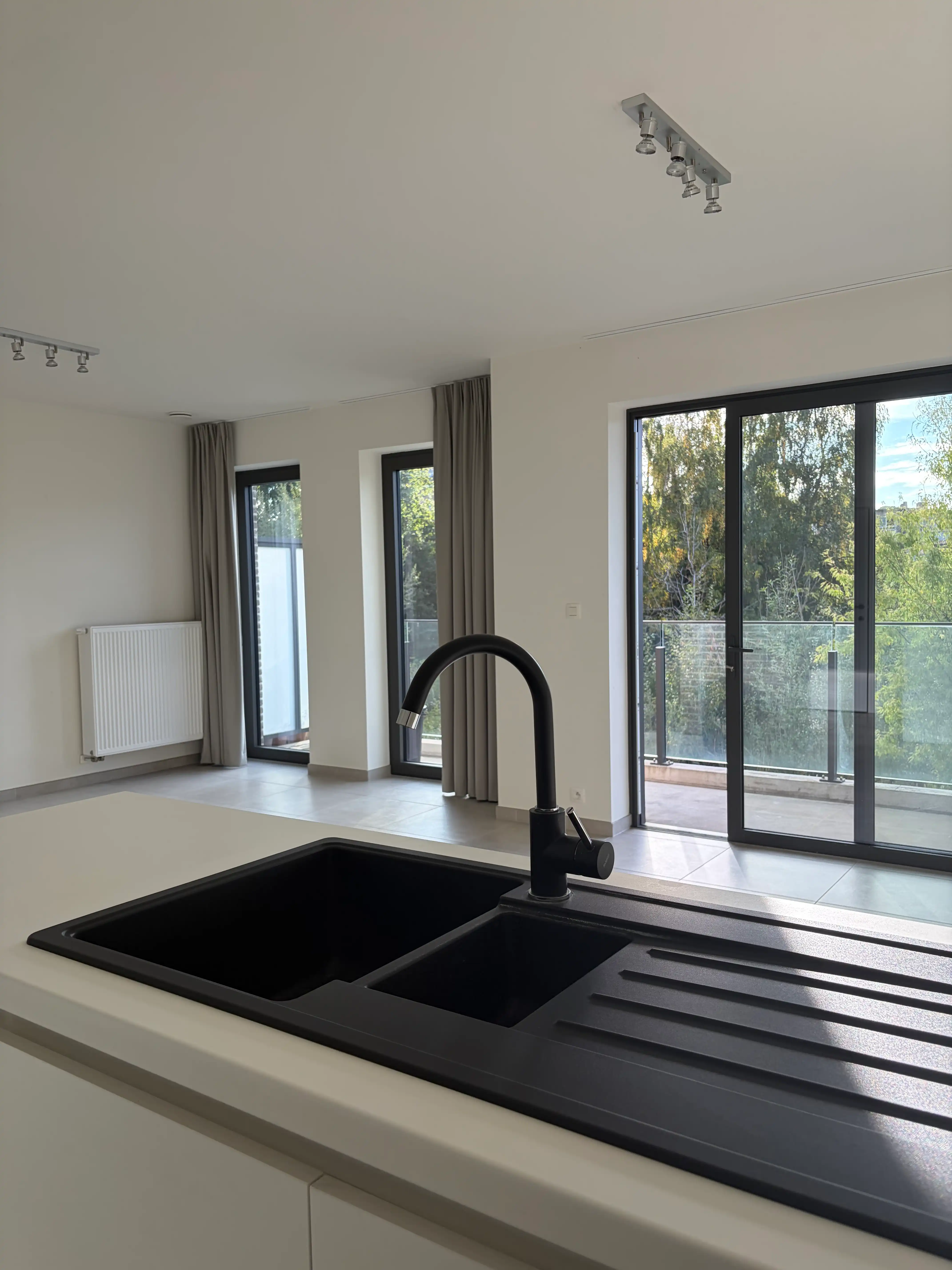 Ruim en lichtrijk 2-slaapkamerappartement met terras, extra brede staanplaats en berging! foto 5