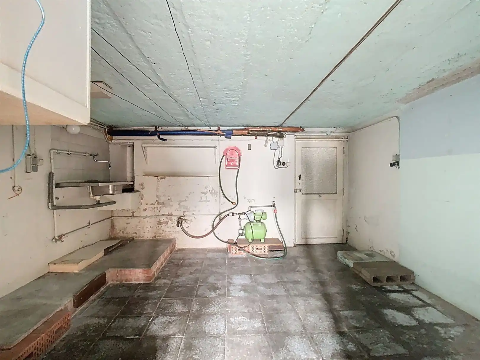 Mooi te renoveren 3-gevel woning!! foto 16