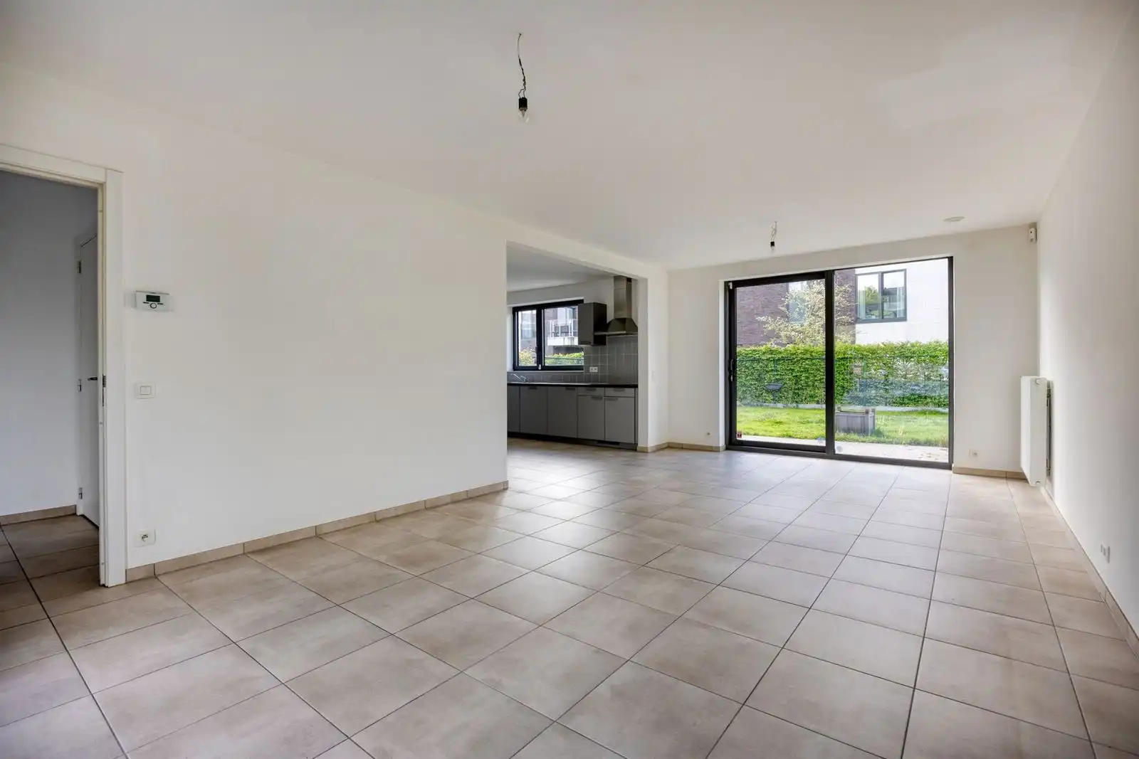 Recente 3-gevelwoning met 3 slaapkamers, tuin en garage foto 7