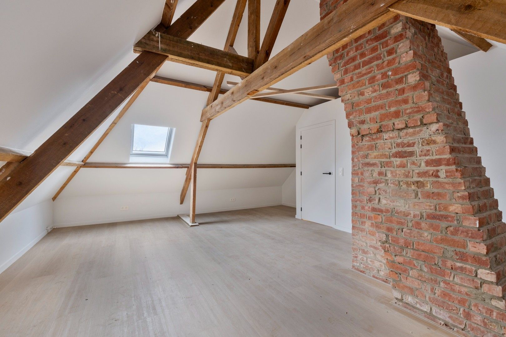 Instapklare, recent gerenoveerde woning op toplocatie in Laarne foto 13