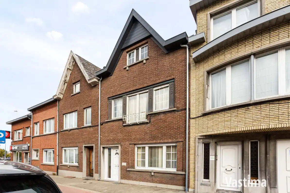 Instapklare stadswoning met 3 slaapkamers, 2 badkamers en tuin foto {{pictureIndex}}