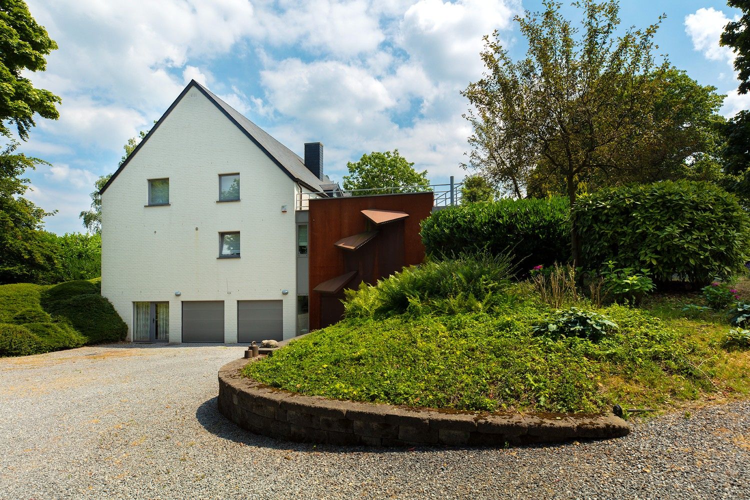 Eigentijdse villa met binnenzwembad en wellness, prachtig gesitueerd op een perceel van bijna 7ha te Warsage foto 2