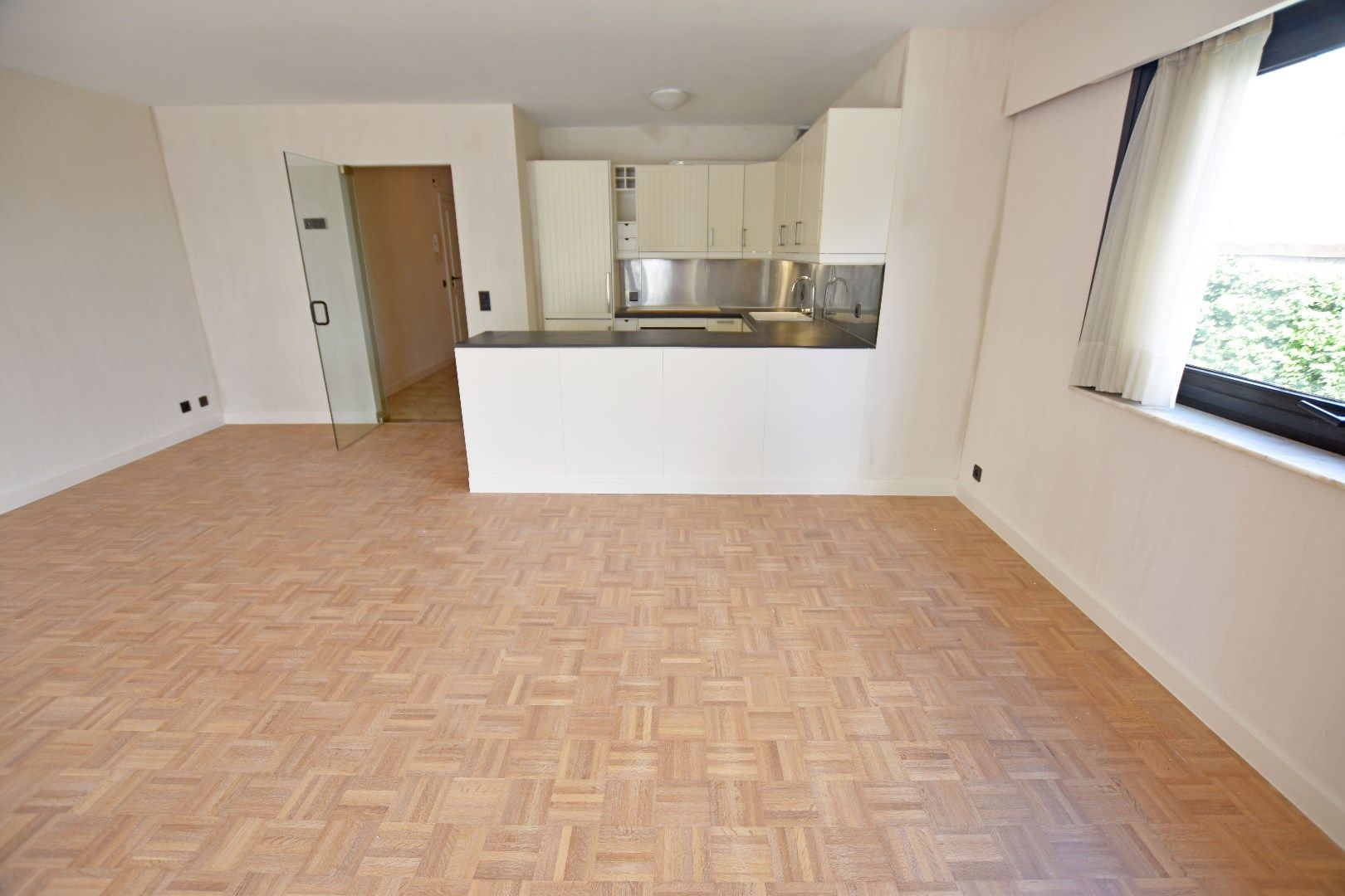 Ongemeubeld hoekappartement in hartje Zoute nabij het Albertplein foto 4